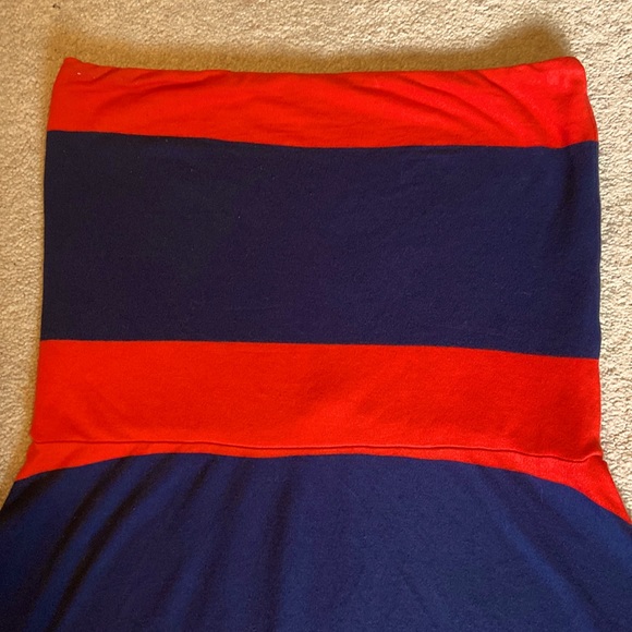 Cute strapless dress from Gap. Perfect for drinks on a patio or backyard party. - Picture 3 of 4